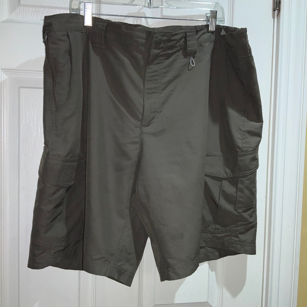 Field & Stream cargo shorts Sz XXL front zip pockets belt loops